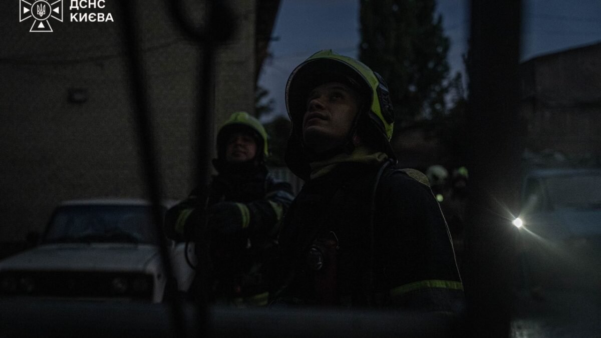 Пожежа у будівлі після падіння БпЛА в Оболонському районі Києва