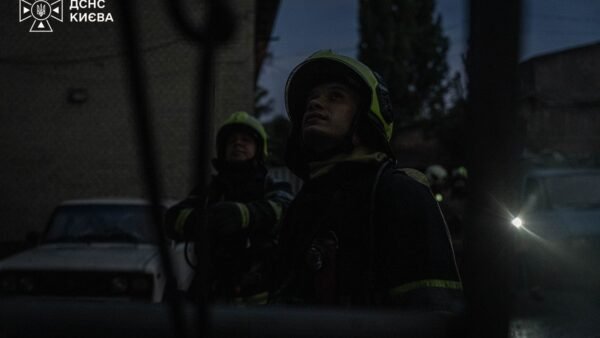 Пожежа у будівлі після падіння БпЛА в Оболонському районі Києва