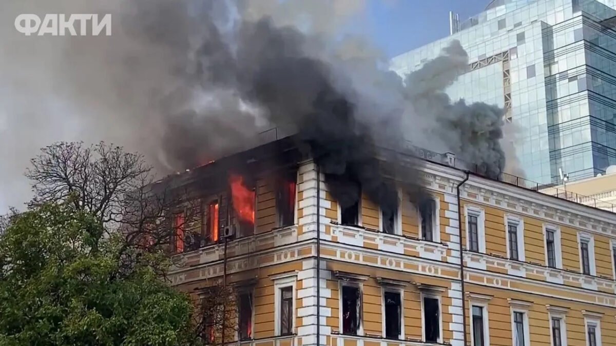 Пошкоджена будівля НАН України у Києві після російської атаки