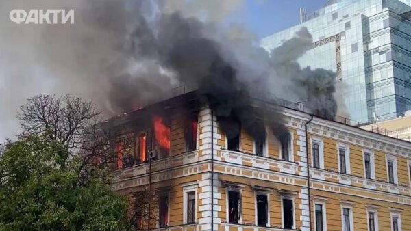 Пошкоджена будівля НАН України у Києві після російської атаки