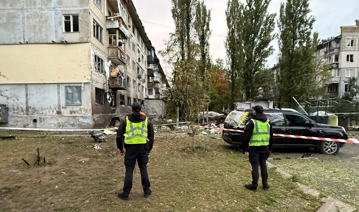 Пошкоджений будинок після атаки БпЛА у Дніпровському районі Києва