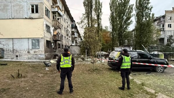 Пошкоджений будинок після атаки БпЛА у Дніпровському районі Києва