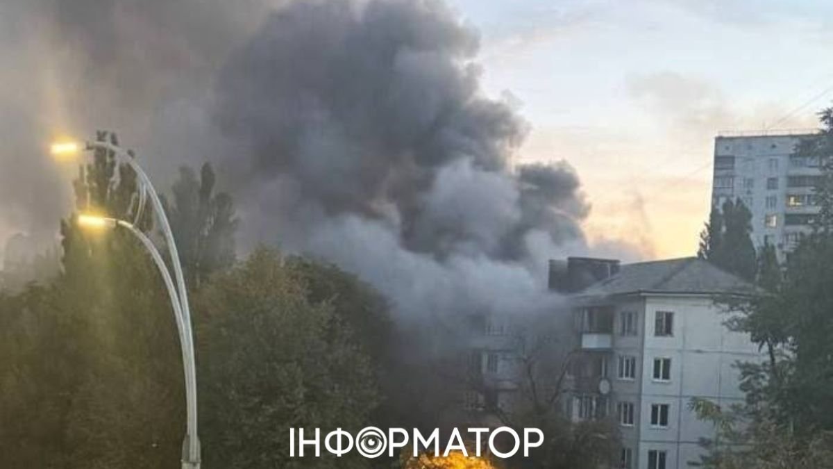 Рятувальники працюють на місці пожежі в житловому будинку Солом'янського району Києва