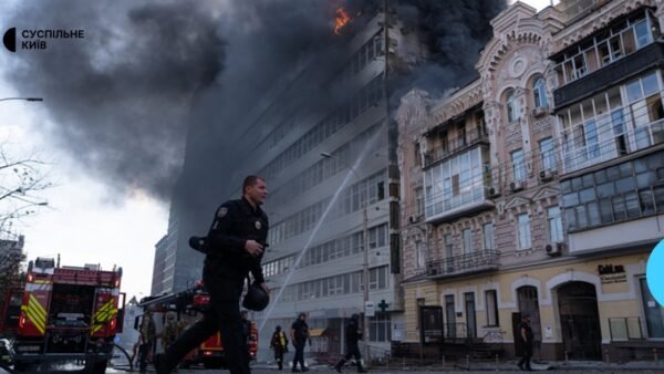 Пошкоджена будівля клініки «Добробут» на вулиці Антоновича після російського удару