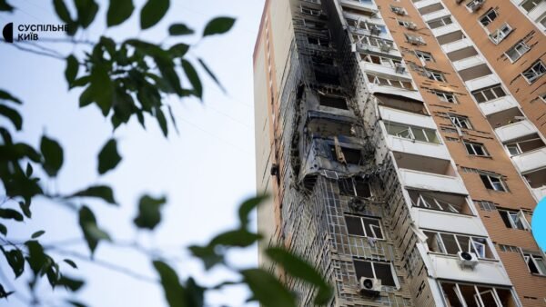 Пошкоджений багатоповерховий житловий будинок у Києві після удару дрона