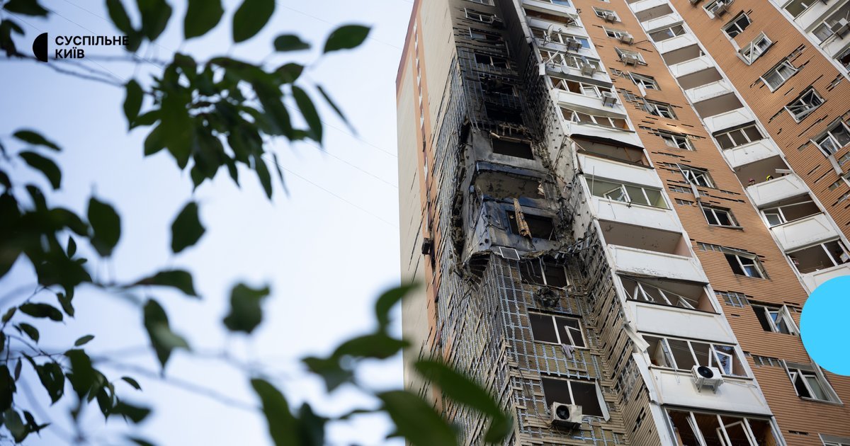 Пошкоджений багатоповерховий житловий будинок у Києві після удару дрона