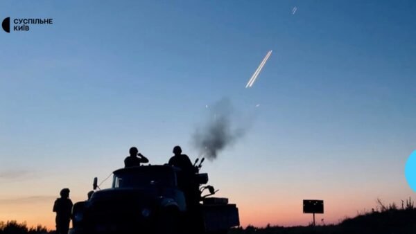 Пошкоджений автозаправний комплекс у Києві після російської атаки