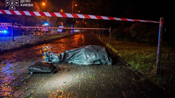 Наслідки нічної атаки у Києві, пошкоджені будинки