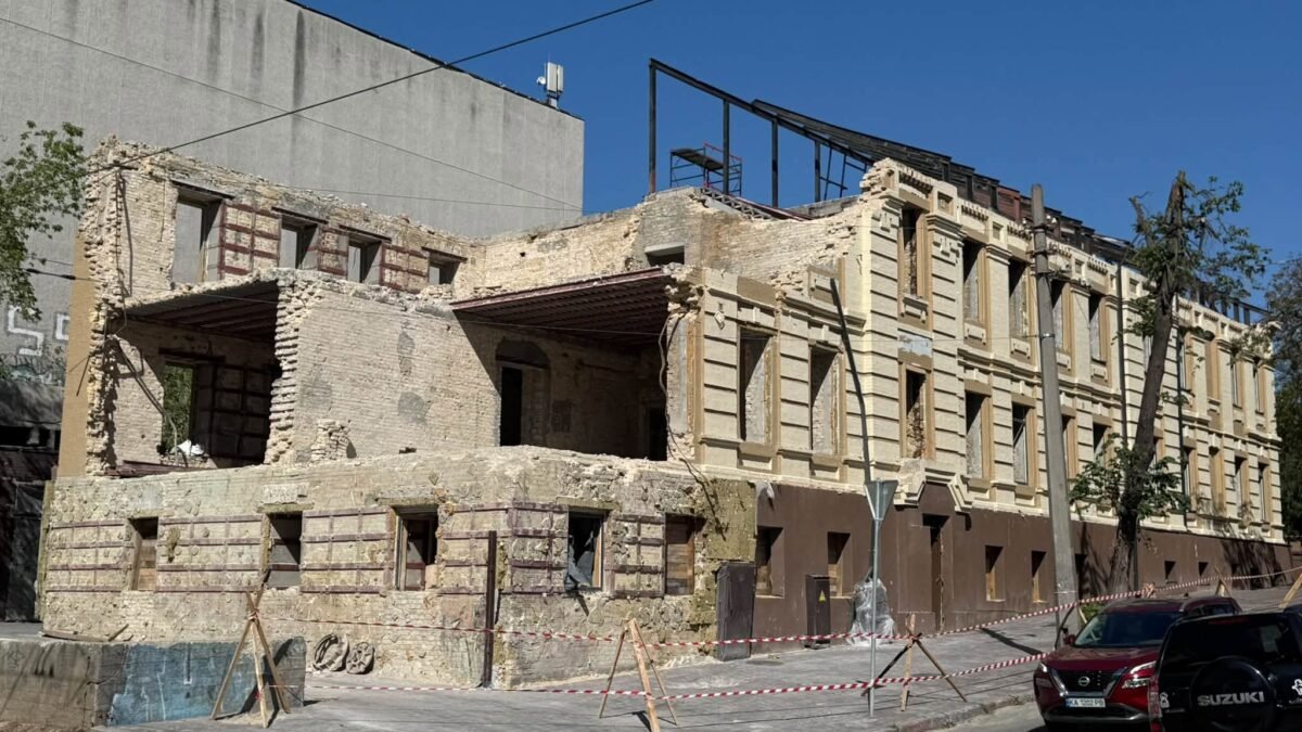 Розбір історичного Будинку Поліцейської дільниці у Києві