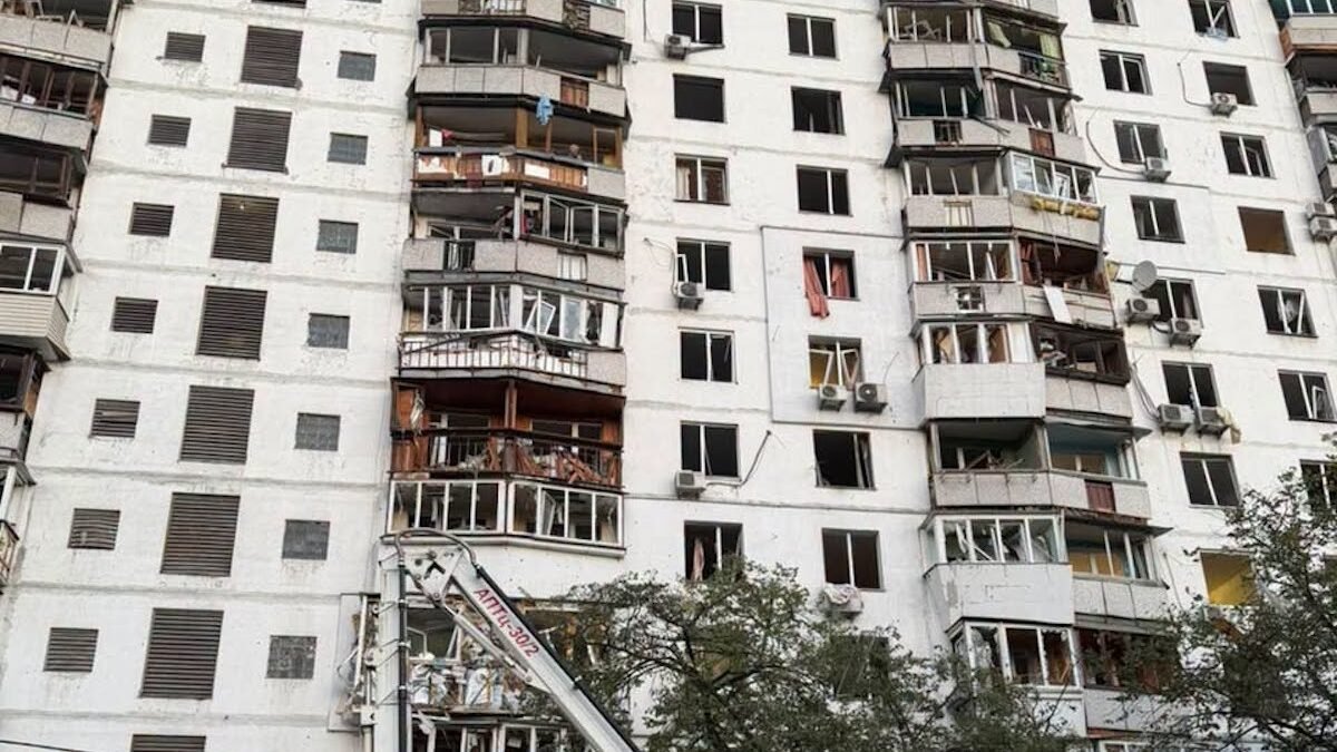 Уламки після обстрілу Києва 17 вересня