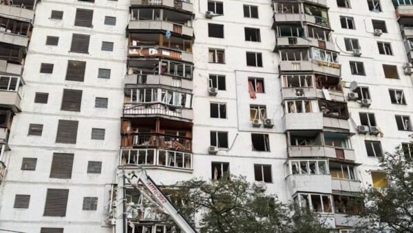 Уламки після обстрілу Києва 17 вересня
