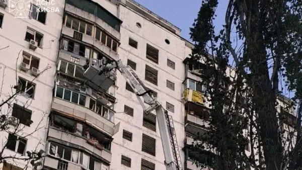 Пошкоджена багатоповерхівка у Дніпровському районі Києва після атаки РФ