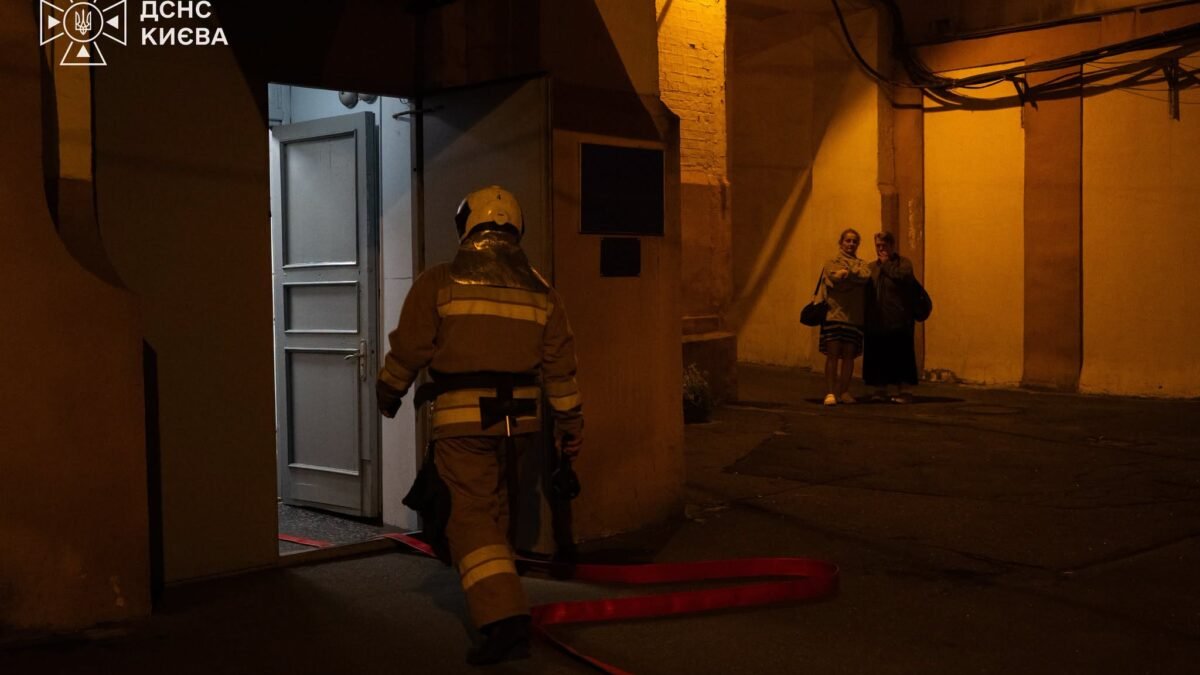 Рятувальники ДСНС на місці пожежі