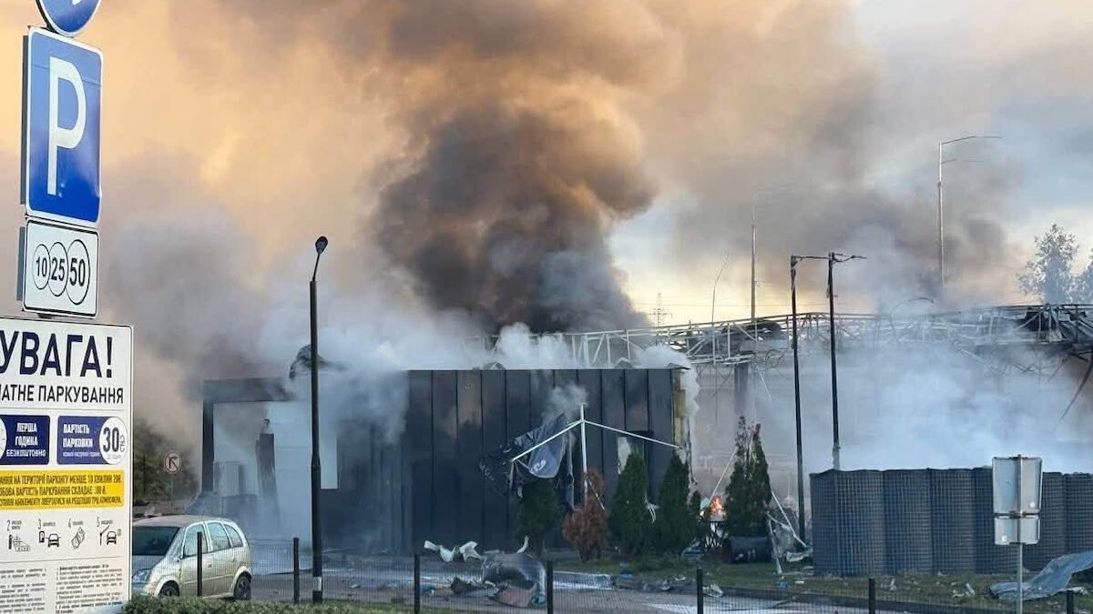 Пошкоджений офісний центр у Голосіївському районі Києва після дронової атаки