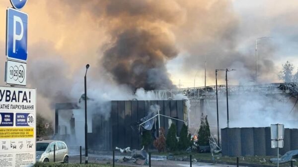 Пошкоджений офісний центр у Голосіївському районі Києва після дронової атаки