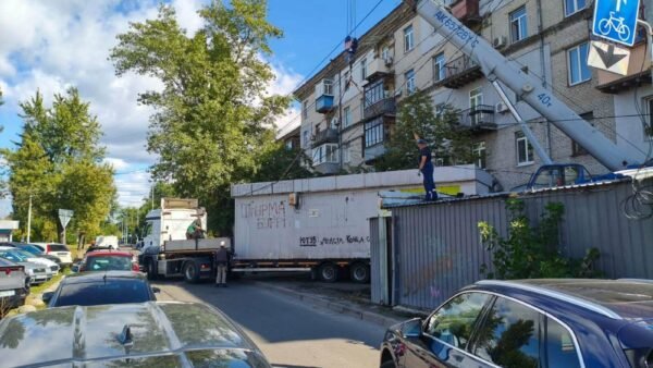 демонтаж тимчасової споруди у Києві