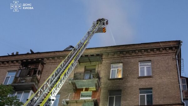 Пошкоджений житловий будинок у Голосіївському районі Києва