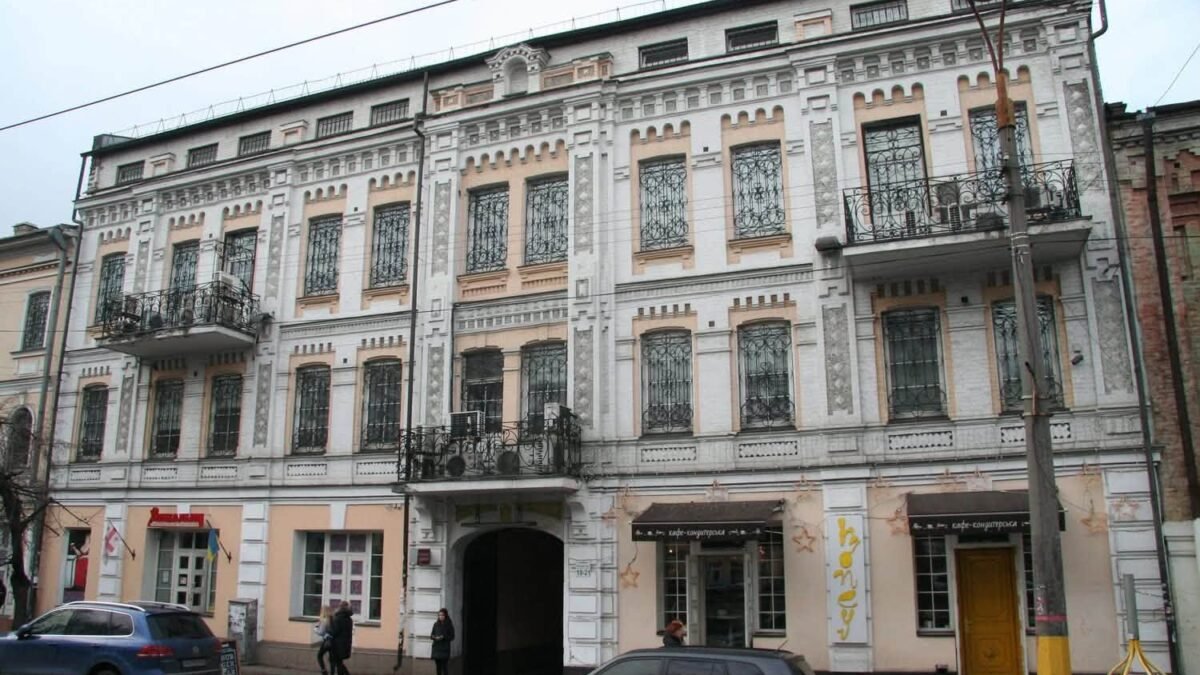 Історична будівля на вулиці Михайла Грушевського у Києві