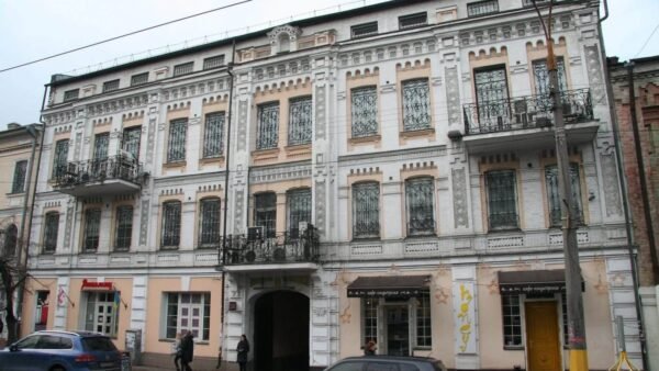 Історична будівля на вулиці Михайла Грушевського у Києві