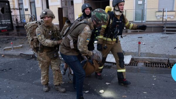 Пошкоджена будівля в Києві після обстрілу