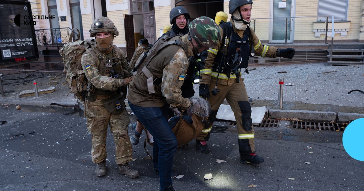 Пошкоджена будівля в Києві після обстрілу