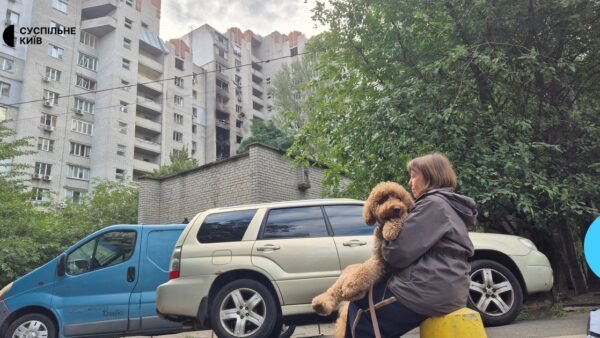 Пошкоджена багатоповерхівка у Печерському районі Києва після влучання дрона