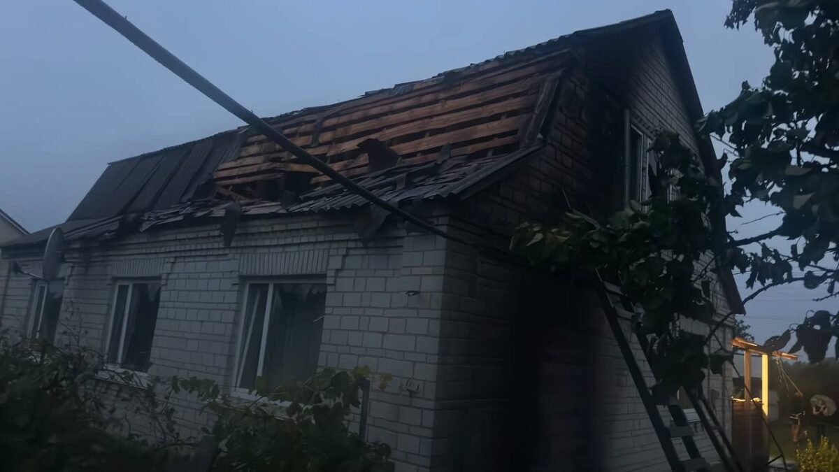 Пошкоджений будинок на Бучанщині після нічної атаки