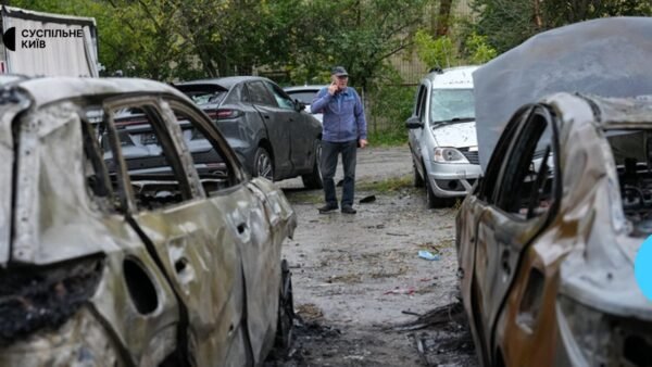 Пошкоджений пологовий будинок та згорілі автомобілі у Подільському районі Києва