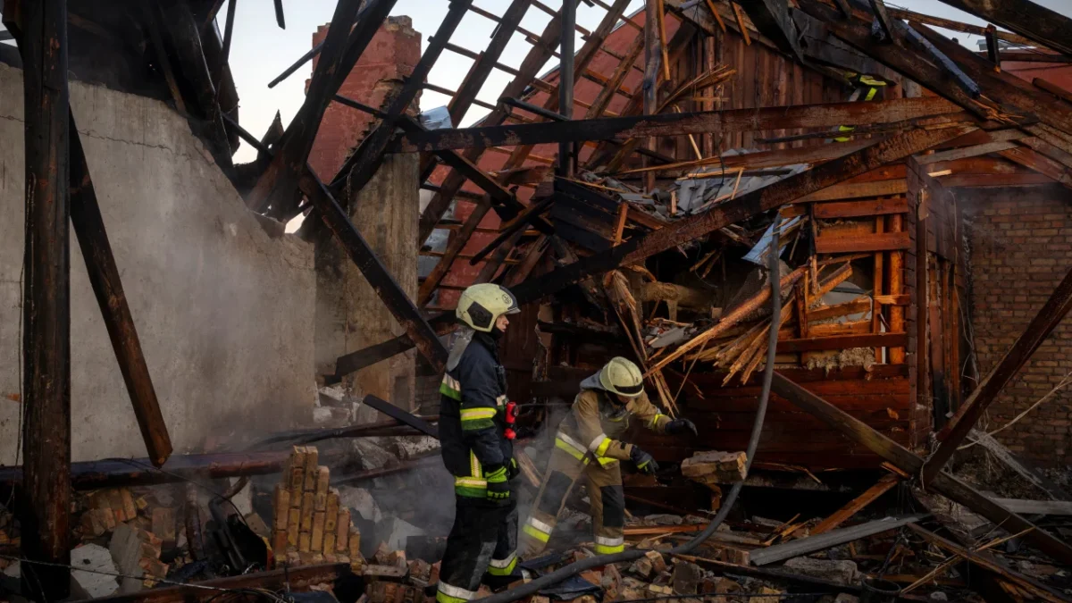 Наслідки падіння уламків ракети у дворі житлового будинку в Києві