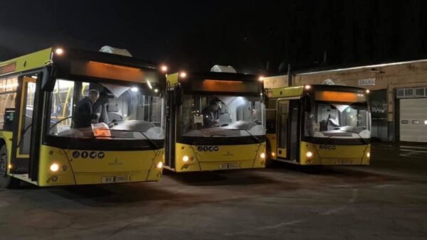 Нічний автобус на вулиці Києва