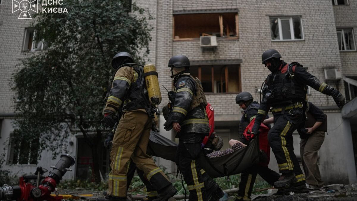 Наслідки атаки дронів у Києві, зруйнований будинок