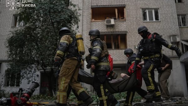 Наслідки атаки дронів у Києві, зруйнований будинок