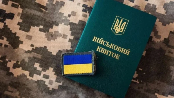 Людина звертається до працівника Центру надання адміністративних послуг