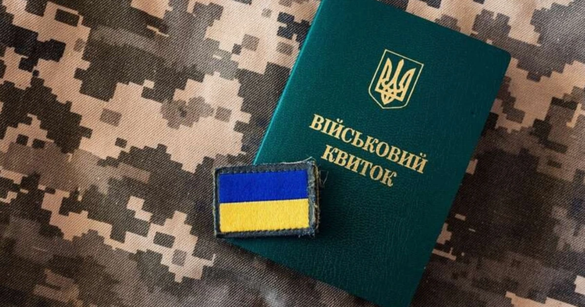 Людина звертається до працівника Центру надання адміністративних послуг