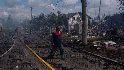 Рятувальники ДСНС обстежують територію після вибухів