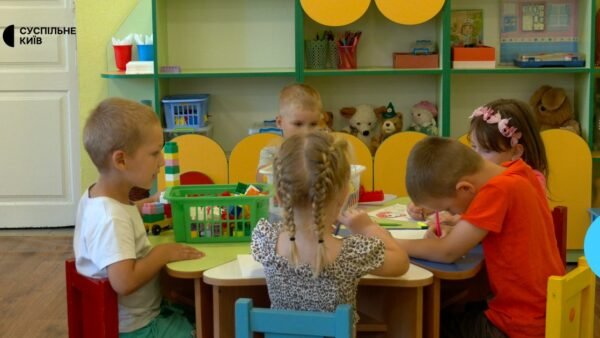 Діти вивчають англійську мову в дошкільному закладі Києва