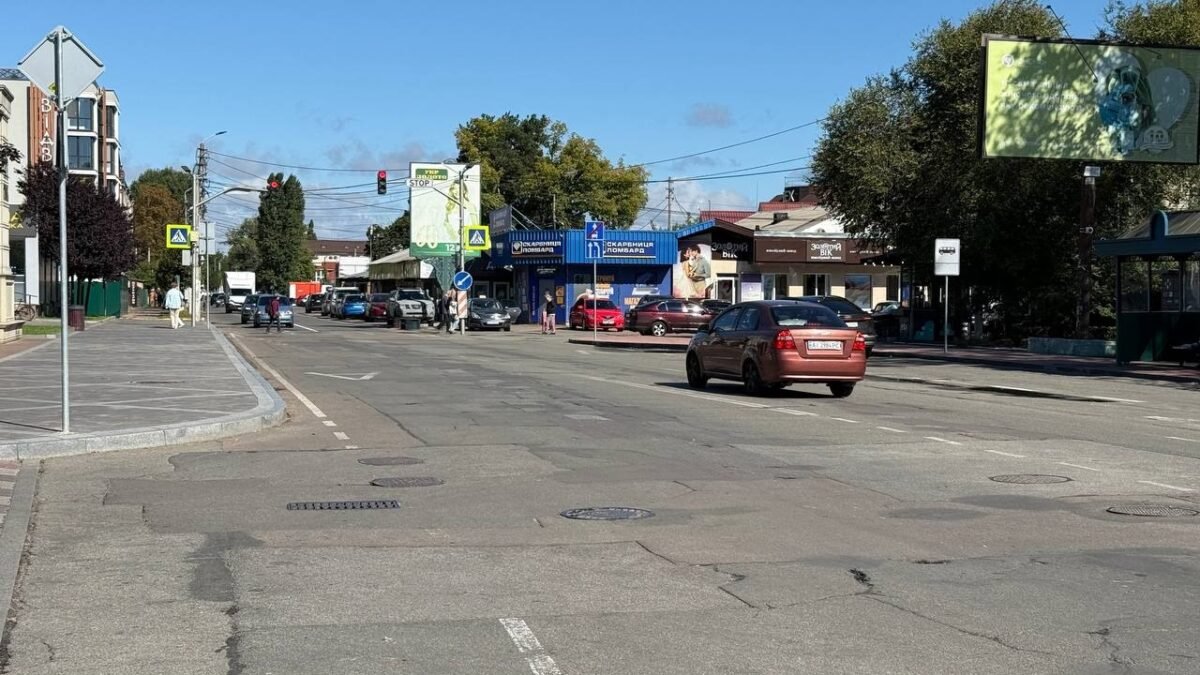 Дорожні знаки обмеження руху через ремонт на вулиці в Ірпені