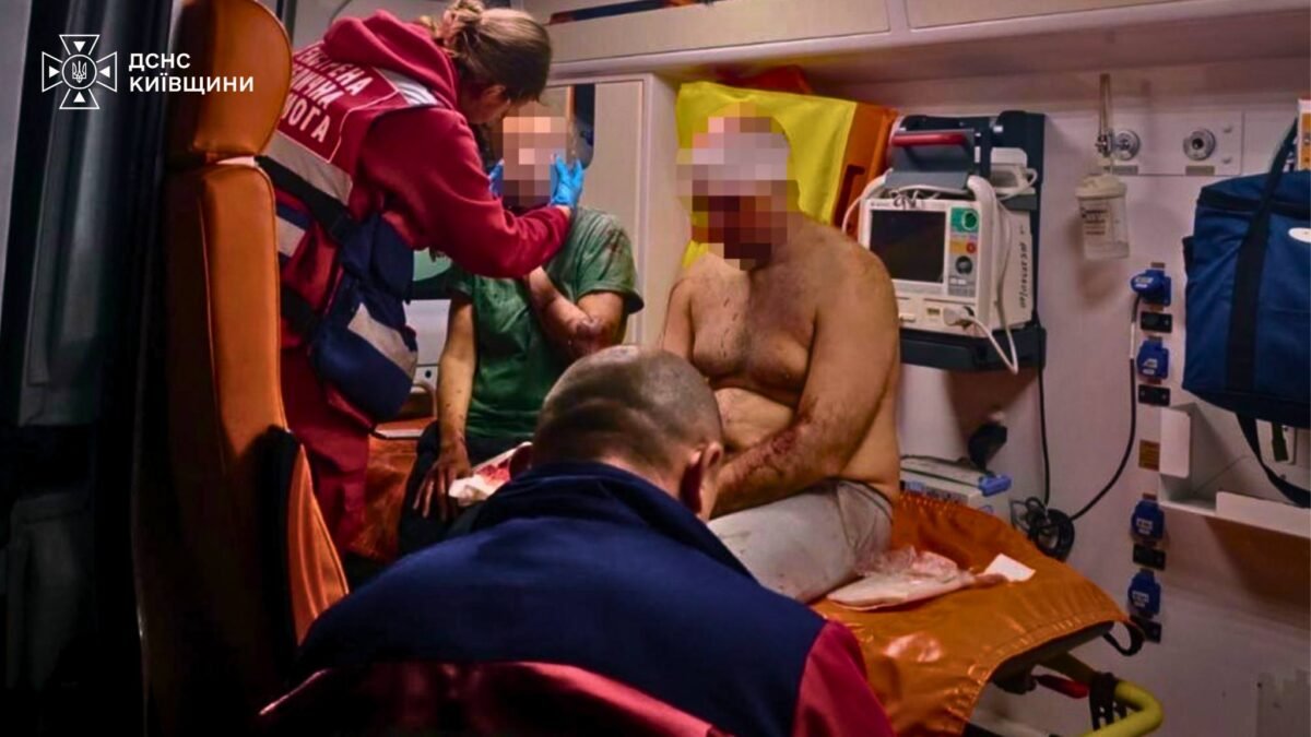 Рятувальники ліквідують пожежу в Бучанському районі після удару безпілотника