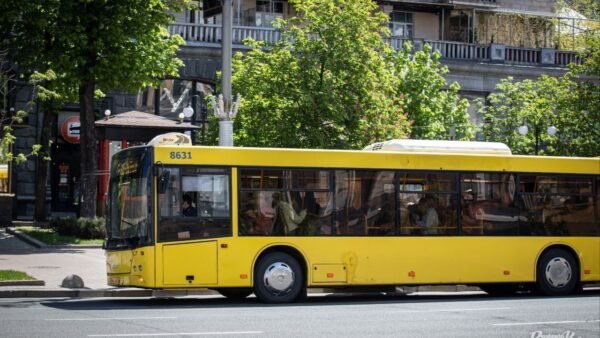 Автобус Київпастранс на вулиці Києва