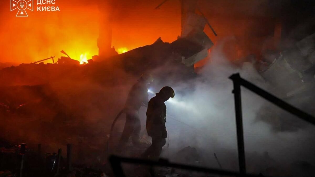 Пошкоджений консультативно-діагностичний центр у Подільському районі Києва
