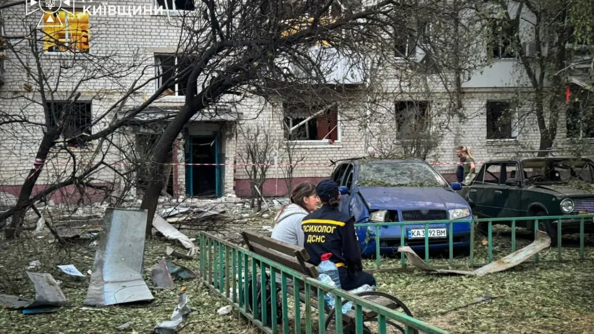 Наслідки ракетної атаки у Борисполі, пошкоджені будівлі та автомобілі