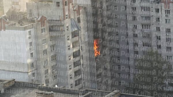 Пошкоджена багатоповерхівка у Печерському районі Києва після атаки БпЛА