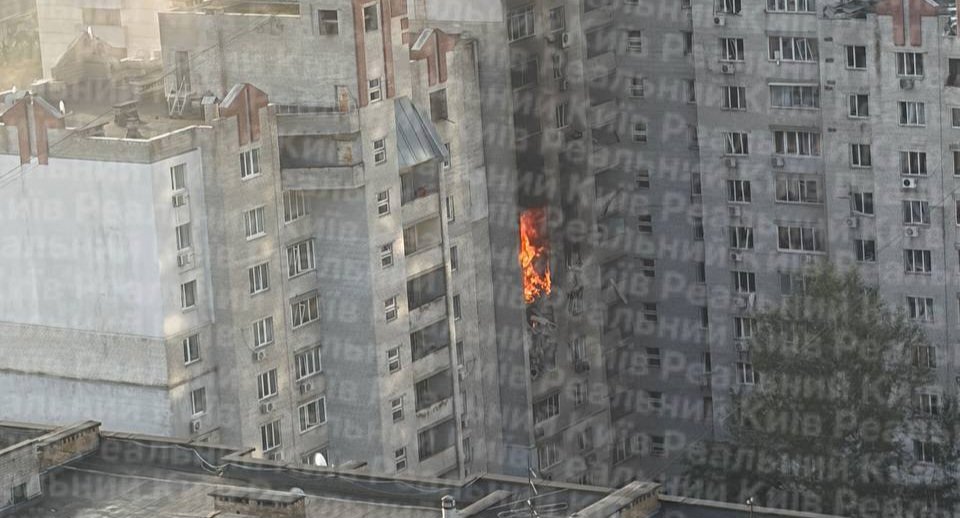 Пошкоджена багатоповерхівка у Печерському районі Києва після атаки БпЛА
