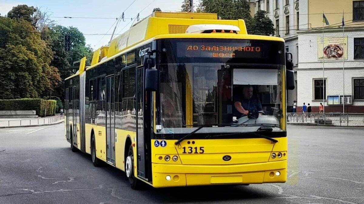 Тролейбус №42 на вулиці Києва