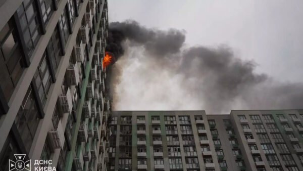 Пошкоджена багатоповерхівка в Подільському районі Києва