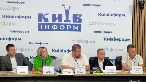 Комунальні працівники прибирають місто Київ