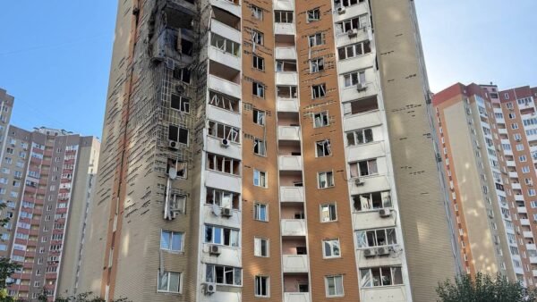 Пошкоджений будинок після удару безпілотника в Дарницькому районі Києва