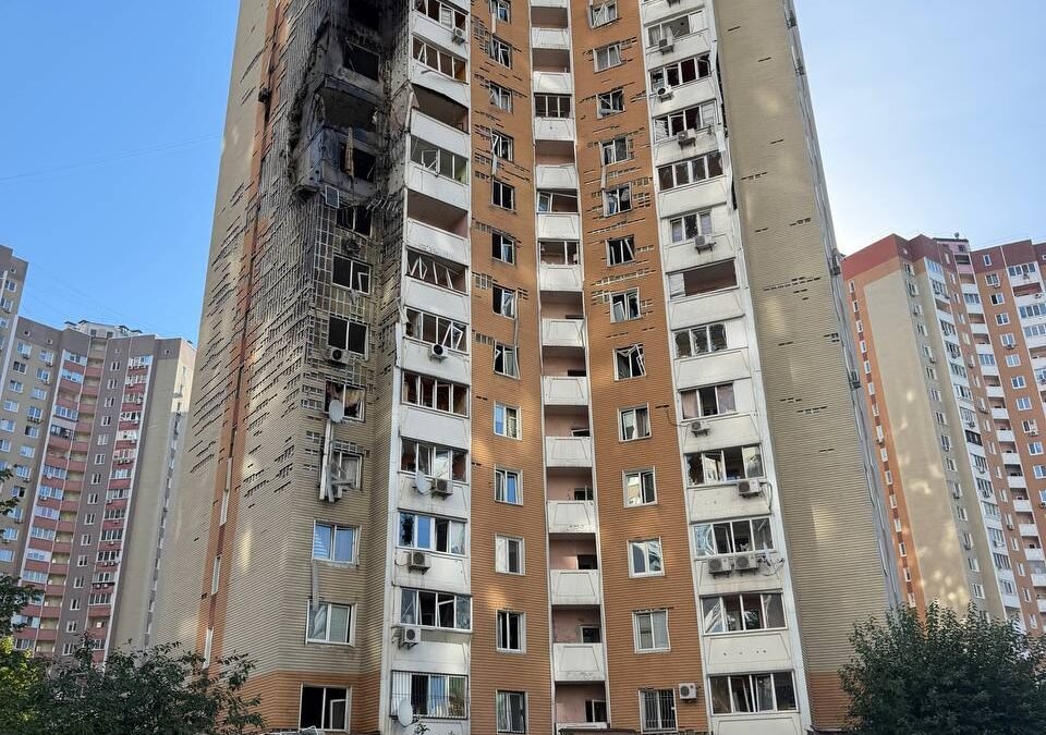 Пошкоджений будинок після удару безпілотника в Дарницькому районі Києва