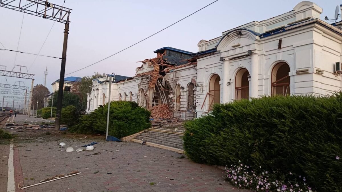 Пошкоджена залізнична інфраструктура станції Микільська Слобідка