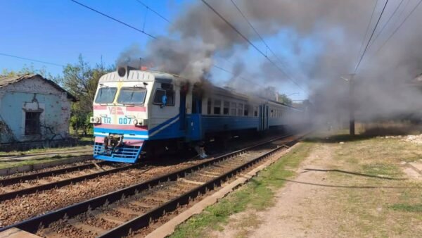 Потяг Укрзалізниці рухається колією